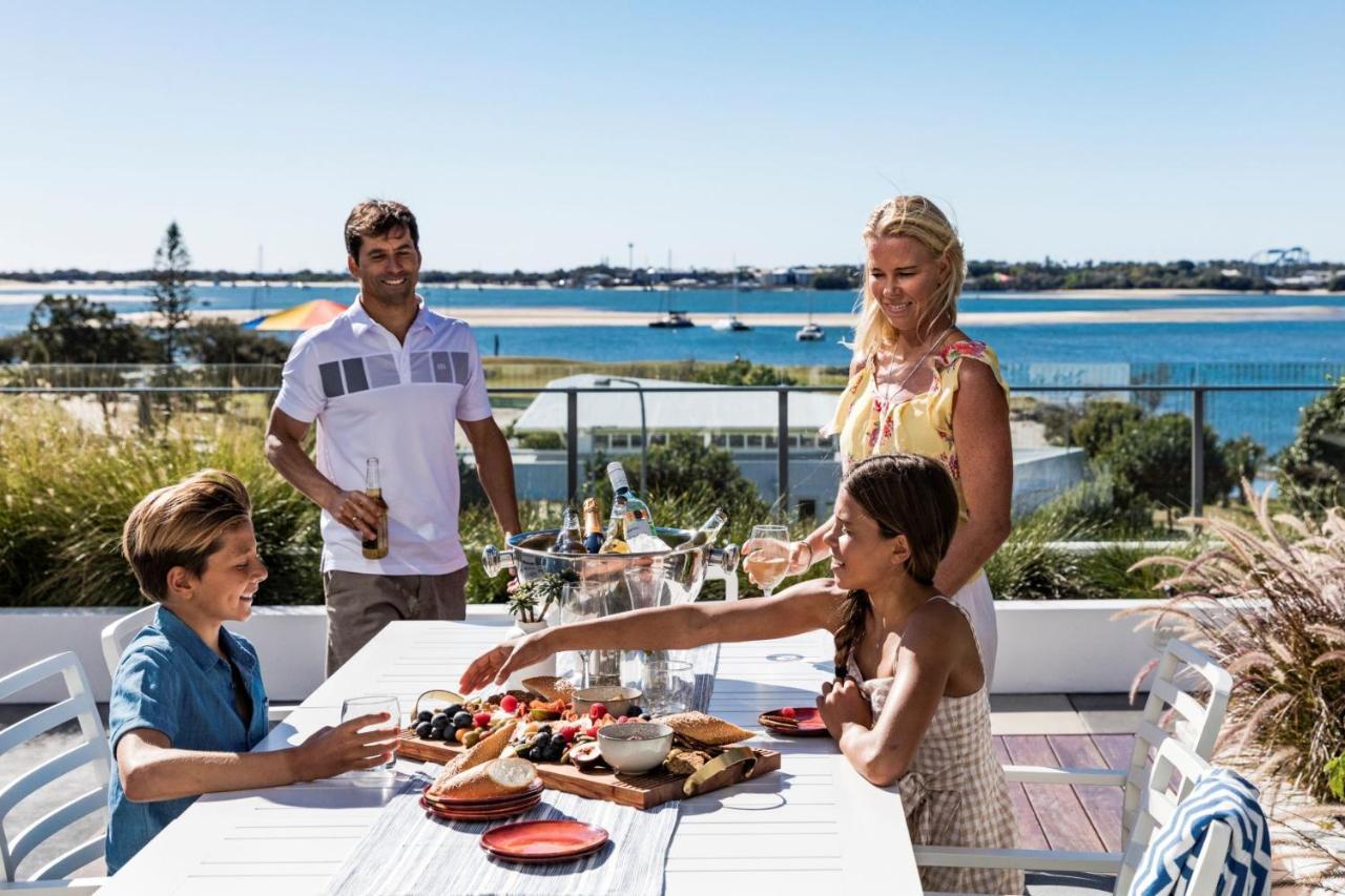 Sky Broadwater Apartments Southport ภายนอก รูปภาพ