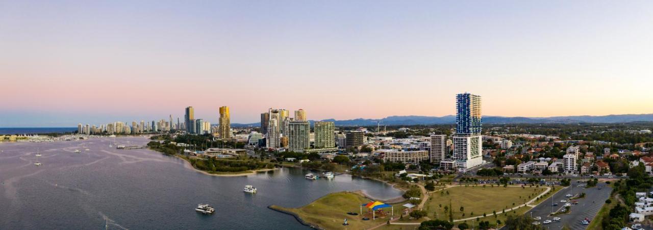Sky Broadwater Apartments Southport ภายนอก รูปภาพ