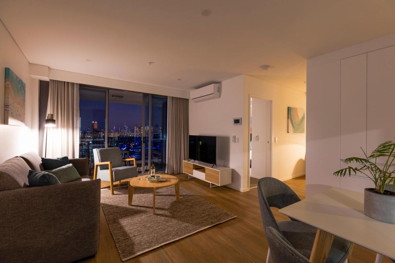 Sky Broadwater Apartments Southport ภายนอก รูปภาพ